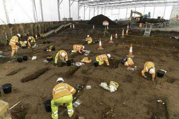 Các nhà khảo cổ tại công trường - Ảnh: - Ảnh: Highways England